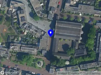 Ambulance met grote spoed naar de M.J. Granpré Molièreplein in Amsterdam