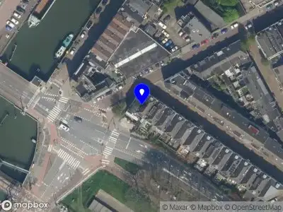 Ambulance met grote spoed naar de Stationsstraat in Maassluis