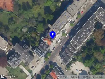 Ambulance met grote spoed naar de Walenburgerweg in Rotterdam