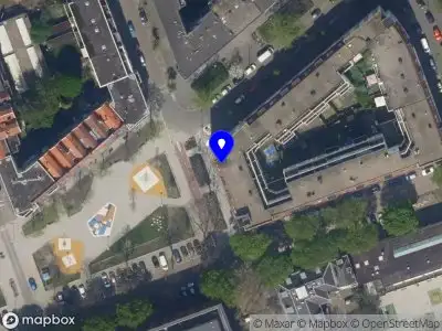 Ambulance met grote spoed naar de Heiman Dullaertplein in Rotterdam