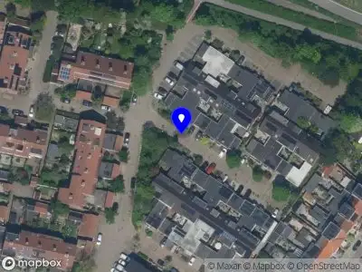 Ambulance met grote spoed naar de Pieter Houtkooperhof in Beverwijk