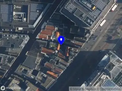 Ambulance met grote spoed naar de Zoutsteeg in Amsterdam