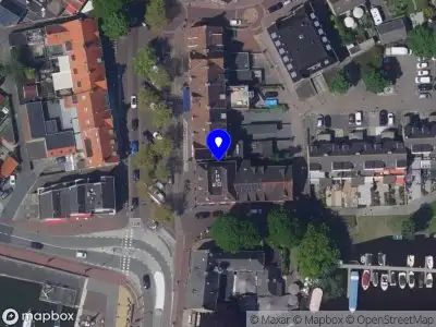 Ambulance met grote spoed naar de Kerksingel in Alblasserdam