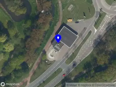 Brandweer met grote spoed naar de Laan 1940-1945 in Maassluis vanwege voertuigen te water