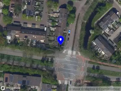 Ambulance met grote spoed naar de Heidezegge in Leiden