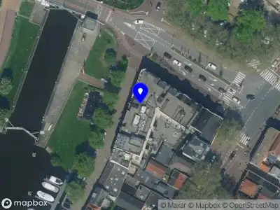 Ambulance met grote spoed naar de Neckerdijk in Purmerend