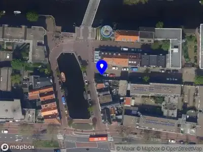 Politie met grote spoed naar de Korte Mare in Leiden vanwege personen te water