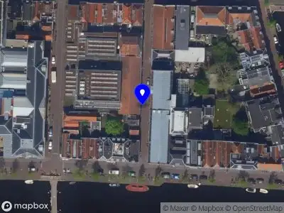 Ambulance met grote spoed naar de Marktsteeg in Leiden