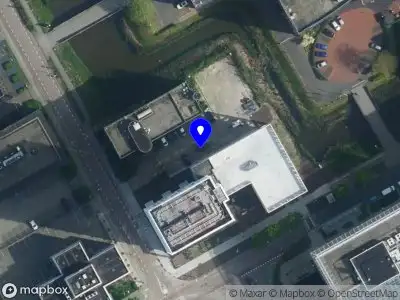 Ambulance met grote spoed naar de Paalbergweg in Amsterdam