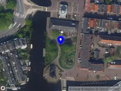 Ambulance met grote spoed naar de Park de Put in Leiden