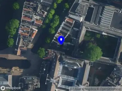 Ambulance met grote spoed naar de Oudemanhuispoort in Amsterdam