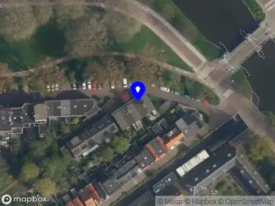 Ambulance met grote spoed naar de Noorderhof in Delft