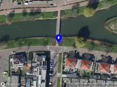 Ambulance met grote spoed naar de Meerwedesingel in Barendrecht