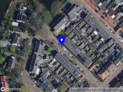 Brandweer en politie met grote spoed naar de Commandeurstraat in Geertruidenberg vanwege middelgrote brand