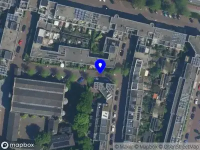 Ambulance met grote spoed naar de J.J.M. Vegterstraat in Amsterdam