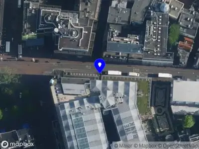 Ambulance met grote spoed naar de Rembrandtplein in Amsterdam