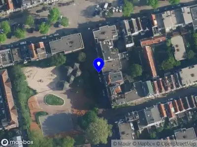 Ambulance met grote spoed naar de Tweede Lindendwarsstraat in Amsterdam