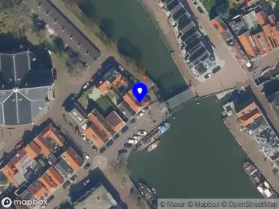 Ambulance met grote spoed naar de Marnixkade in Maassluis