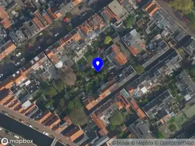 Ambulance met grote spoed naar de Donkerstraat in Delft