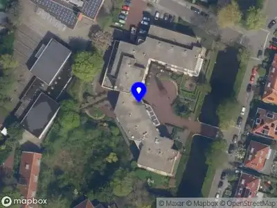 Ambulance met gepaste spoed naar de Burgemeester de Villeneuvesingel in Rotterdam