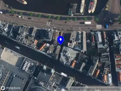 Ambulance met gepaste spoed naar de Regulierssteeg in Amsterdam