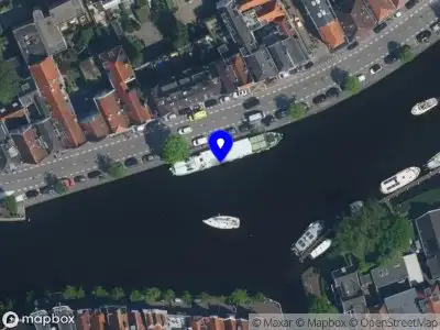 Ambulance met grote spoed naar de Lange Herenvest in Haarlem