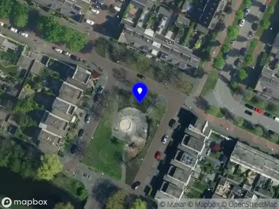Ambulance met grote spoed naar de Herman Heijermanshof in Amstelveen