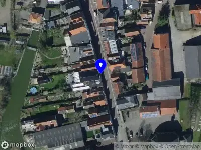 Brandweer met gepaste spoed naar de Voorstraat in Den Bommel