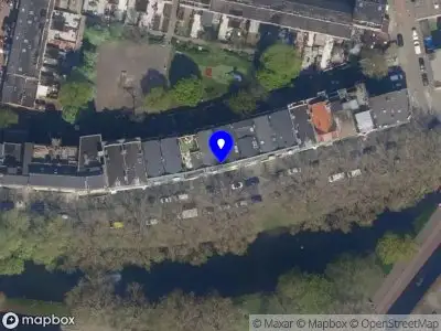 Ambulance met grote spoed naar de Crooswijksesingel in Rotterdam