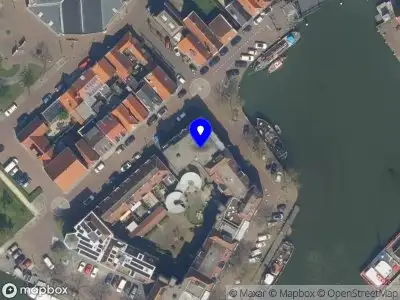 Ambulance met grote spoed naar de De Schans in Maassluis