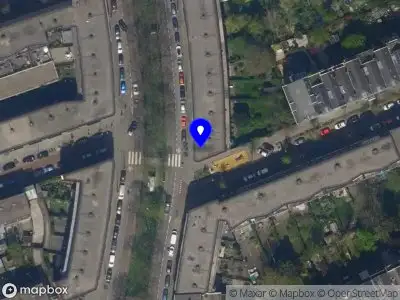 Ambulance met grote spoed naar de Claes de Vrieselaan in Rotterdam