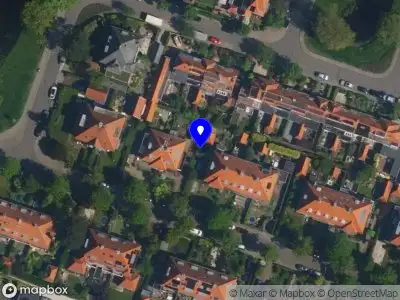 Ambulance met grote spoed naar de Ter Hoffsteedeweg in Overveen