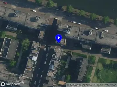 Ambulance met gepaste spoed naar de Sumatrakade in Amsterdam