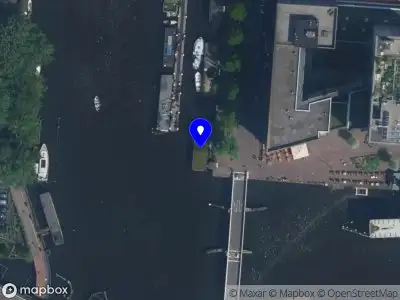 Ambulance met gepaste spoed naar de Westerdoksplein in Amsterdam