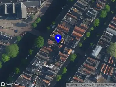 Ambulance met grote spoed naar de Oudekennissteeg in Amsterdam