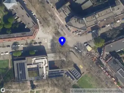 Ambulance met grote spoed naar de Paradijsplein in Rotterdam