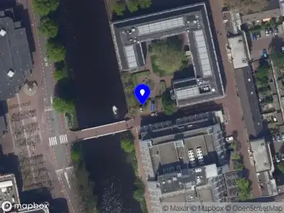 Ambulance met grote spoed naar de Vrouwensteeg in Leiden