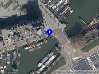 Ambulance met grote spoed naar de Geldersekade in Rotterdam
