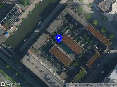 Ambulance met grote spoed naar de Aart Kleinhof in Amsterdam