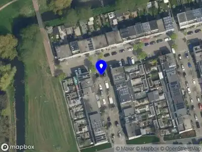 Ambulance met grote spoed naar de Medinastraat in Delft