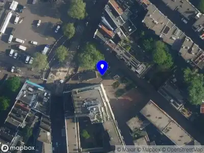 Ambulance met grote spoed naar de Metrostation Nieuwmarkt in Amsterdam