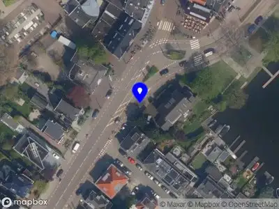 Ambulance met grote spoed naar de Bergse Dorpsstraat in Rotterdam