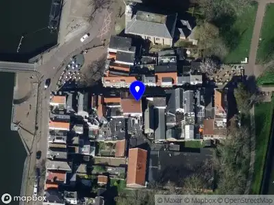 Politie naar de Kerkstraat in Hellevoetsluis vanwege personen te water