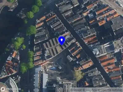 Ambulance met gepaste spoed naar de Stromarkt in Amsterdam