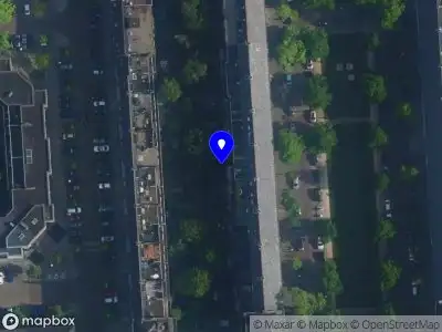 Ambulance met grote spoed naar de Courbetstraat in Amsterdam