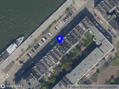 Ambulance met grote spoed naar de Maaskade in Rotterdam