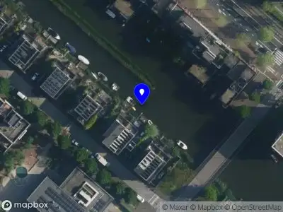 Ambulance met grote spoed naar de Oeverzeggestraat in Amsterdam