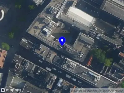 Ambulance met grote spoed naar de Pijlsteeg in Amsterdam