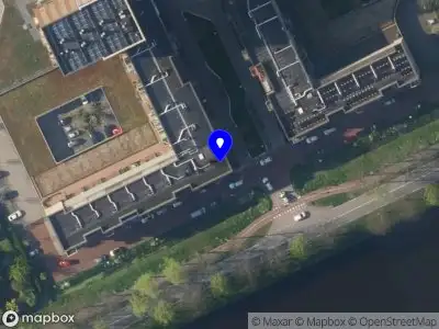 Ambulance met grote spoed naar de Lambdakade in Leiden