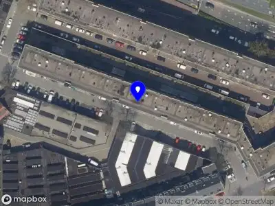 Ambulance met grote spoed naar de Van Oestendestraat in Rotterdam